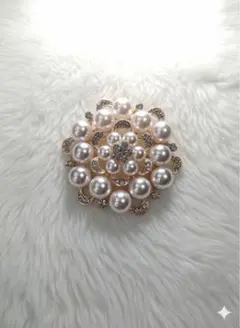 パールとクリスタルの花型ブローチ