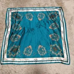 ターコイズ色の装飾的なスカーフ