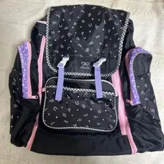 アルファベット柄リュック 黒とピンク/修学旅行、林間学校