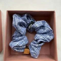 Miu Miu ブルー チェック シュシュ 箱付のサムネイル