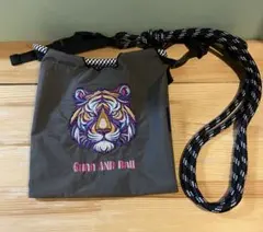 美品！SHEIN Guan AND Ball トラ刺繍サコッシュ　グレー