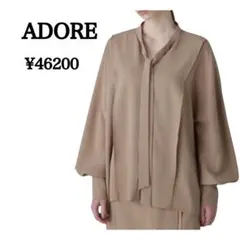 【美品】ADORE 近年　バックサテンジョーゼットブラウス　ボウタイ　キャメルのサムネイル