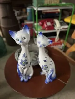 青白い花柄の猫の置物 2体セット