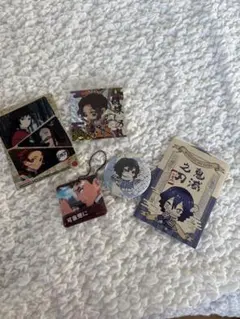 鬼滅の刃 伊黒小芭内冨岡義勇胡蝶しのぶ キーホルダー ステッカーセット 缶バッチ