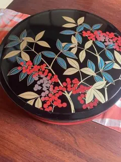 2段重箱 黒地 植物模様