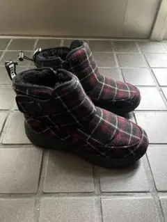 黒と赤のチェック柄ムートンブーツ