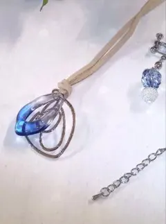 青いアクリルパーツのネックレスとイヤリングセット