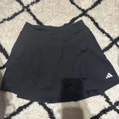 adidas ブラック プリーツスカート