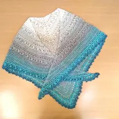 新品★白〜青色グラデーションレース編みコットン大判三角ストール。ハンドメイド