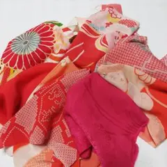 古布☆子供着物ハギレ☆鬼縮緬☆蝶と菊 古布☆子供着物ハギレ☆鬼縮緬☆蝶と菊