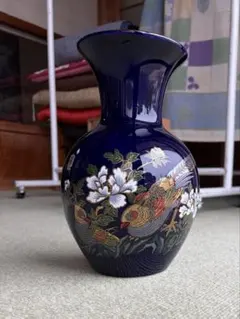 孔雀牡丹文様 紺地 花瓶 漆器風 - メルカリ