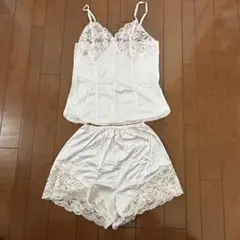 レース付きキャミソールとフレアパンツセット