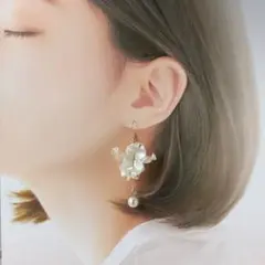 ハンドメイド 花形パールピアス　大人可愛い　揺れる　イヤリング変更可能