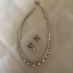 クリスタルネックレスとクリスタルとパールのコンビイヤリングセット