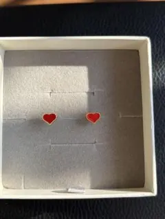 ハート型 赤いピアス