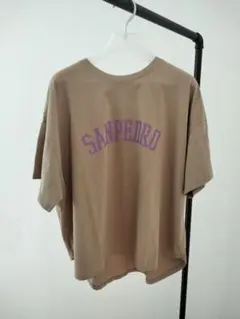 MICA&DEAL　SANPEDRO ロゴ カレッジ風 Tシャツのサムネイル