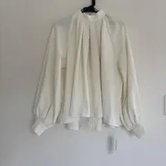 328. 新品　セレクトモカ　アイボリー フリル付きシャツ 長袖　ブラウスのサムネイル