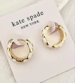 Kate spadeレアフォームポルカドットハギー ホワイト ピアスのサムネイル
