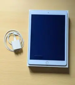 【美品】Apple iPad（第8世代）32GB シルバー 本体 充電器付き