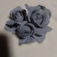 グレーの花のブローチ クリップ付き