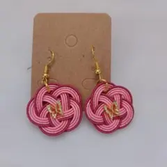 ピンクの花型ハンドメイドピアス