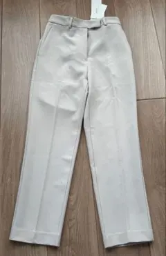 ミラオーウェン　アイボリー　テーパードスラックスパンツ