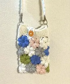 ぷっくりお花が愛らしい　スマホショルダー　ハンドメイド作品