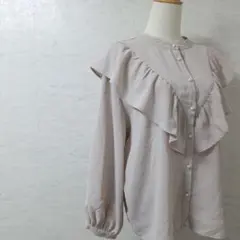 ラッフルフリル スタンドカラー パール ブラウス 長袖 ベージュ