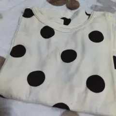 水玉模様の長袖Tシャツ