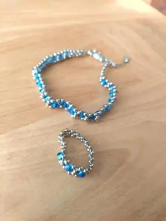 青いビーズのリングとブレスレットセット