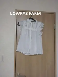LOWRYS FARM　フリルブラウス　ノースリーブ