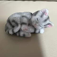 寝ている猫の置物 グレー
