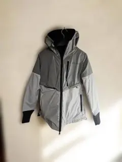 フード付きグレーとブラックジャケット