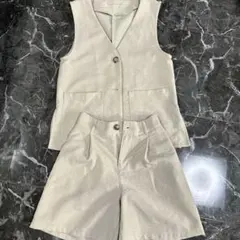 GU セットアップ　ベージュのベストとショートパンツセット