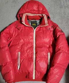 赤いダウンジャケット フード付き