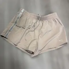 Nike ベージュ ショートパンツ