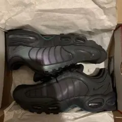 グレー スニーカー