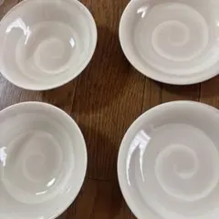 ホワイト渦巻き模様食器セット 4枚