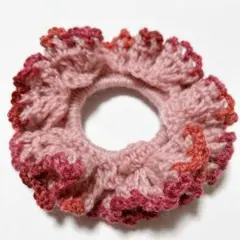 ピンクのフリルシュシュ（かぎ針編み）！ハンドメイドのヘアアクセサリー！ニット