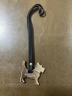 犬型チャーム 黒ストラップ付き