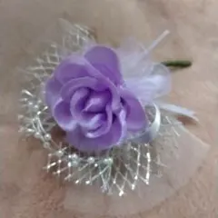 紫のコサージュ パール付き