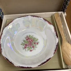 花柄陶器ボウルと木製スプーン