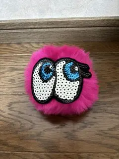 目デザインのピンクファーキーホルダー