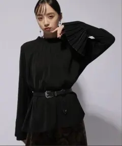 美品⭐︎ ハレ　2WAYソデプリーツシャツ　ブラック　　 袖口プリーツデザイン　Fのサムネイル