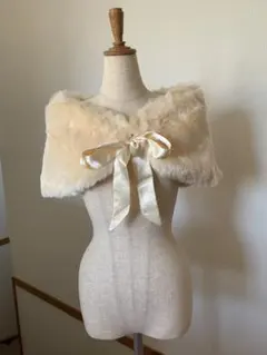 【1回のみ使用】クリーム色ファーショール（リボン付き）