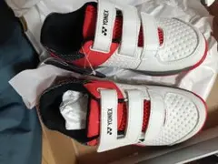 【新品・未使用】YONEX ジュニアシューズ