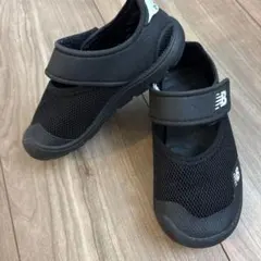 New Balance ブラック メッシュサンダル