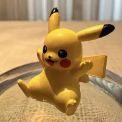 美品✨ ピカチュウ 雲の上 フィギュア おやすみポーズ ポケモン - メルカリ