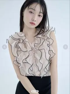 新品未使用タグ付き】snidel ノースリフリルブラウス BEG - メルカリ