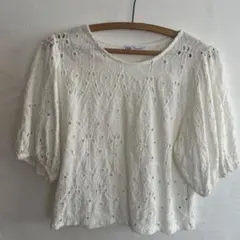 ZARA 刺繍入りホワイト半袖トップス